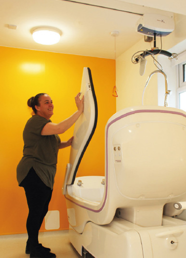 ergonomic-sentes-bath easy closing door for bath